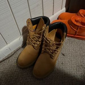 Mens 7 1/2 wheat timberland gently worn